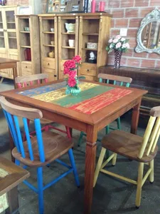 Conjunto colorido de mesa em Peroba com cadeiras