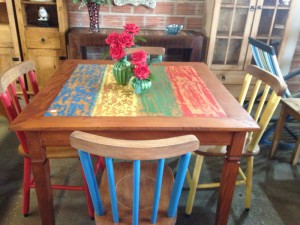 Conjunto colorido de mesa em Peroba com cadeiras