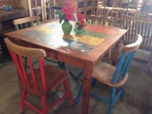 Conjunto colorido de mesa em Peroba com cadeiras